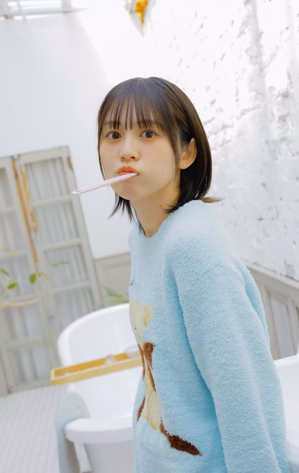 含着牙刷的中岛由贵
